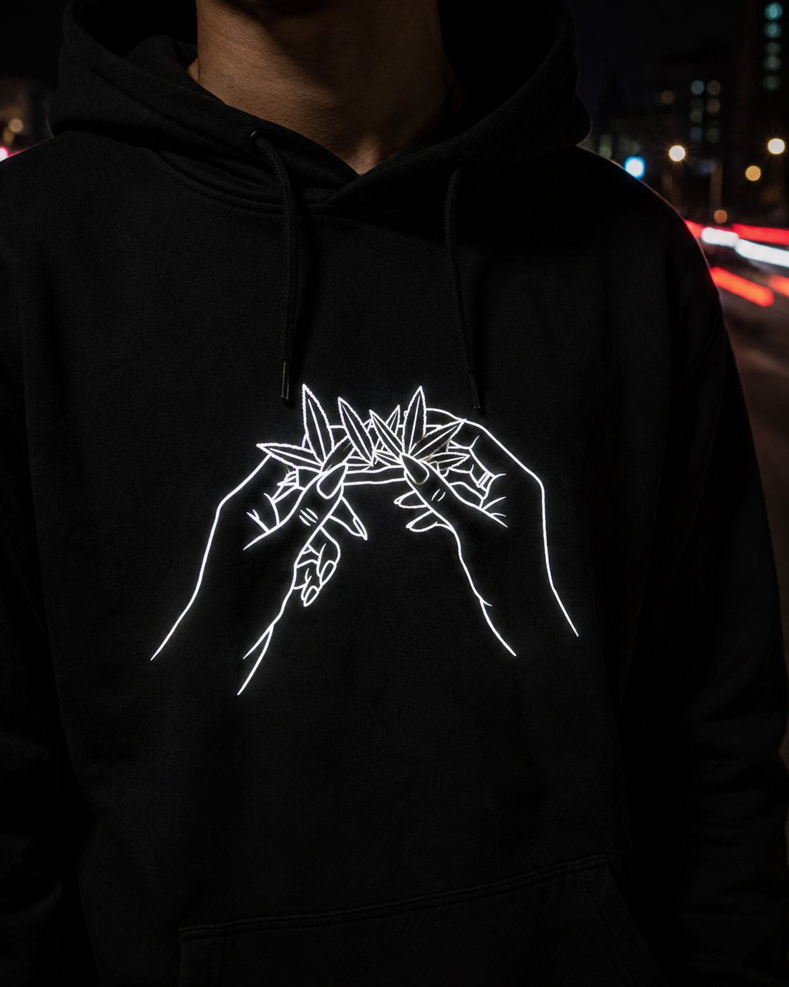 Odblaskowy nadruk Reflective Hands na czarnej bluzie Tees FCTRY