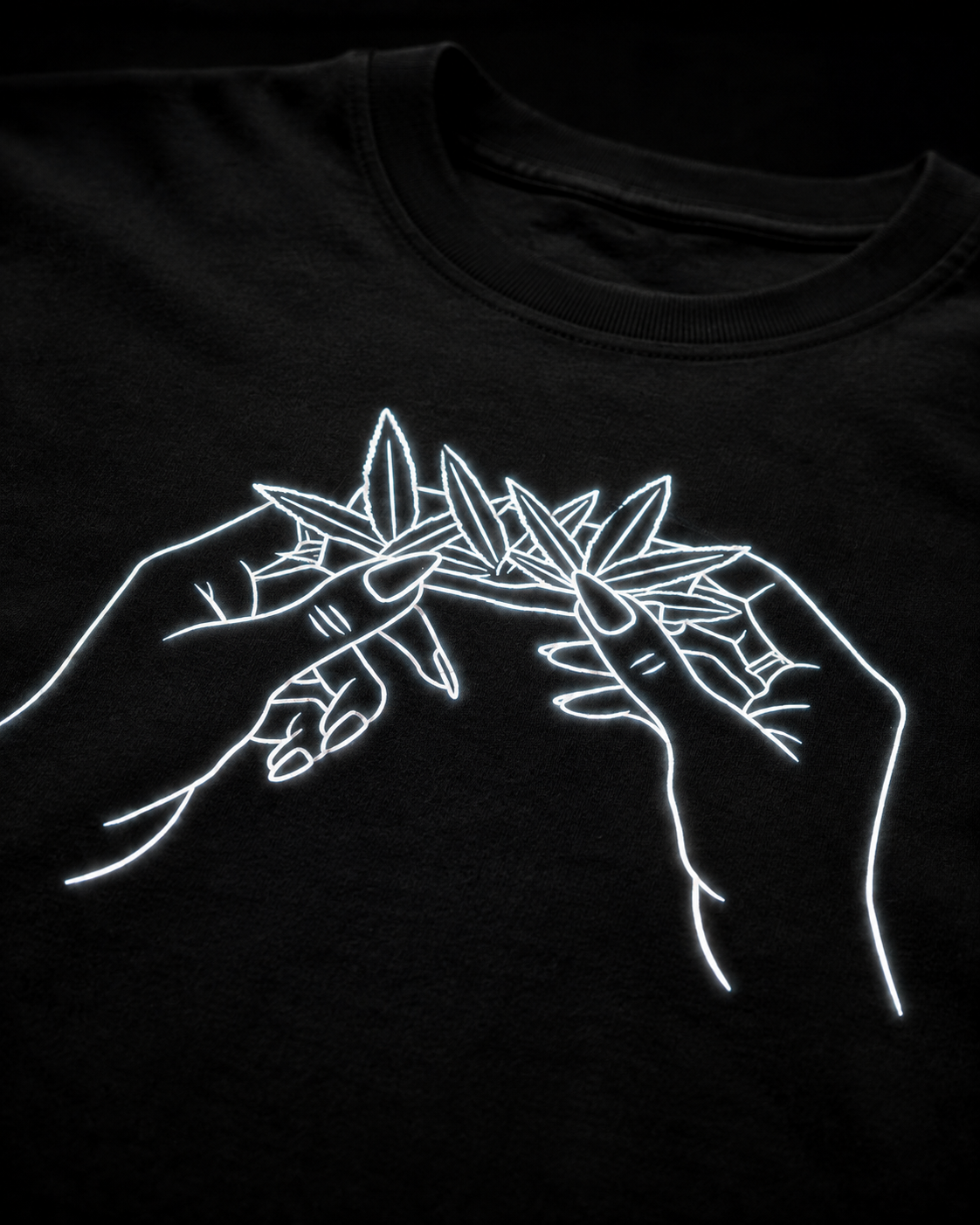 Odblaskowy nadruk Reflective Hands na czarnej koszulce Tees FCTRY